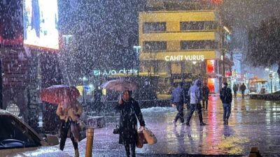 Düzce’de sabah saatlerinde başlayan ve ilerleyen saatlerde şiddetini artıran kar