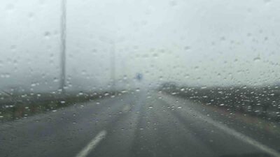 Düzce’de etkili olan yağış ve yoğun sis, kent genelinde ulaşımda