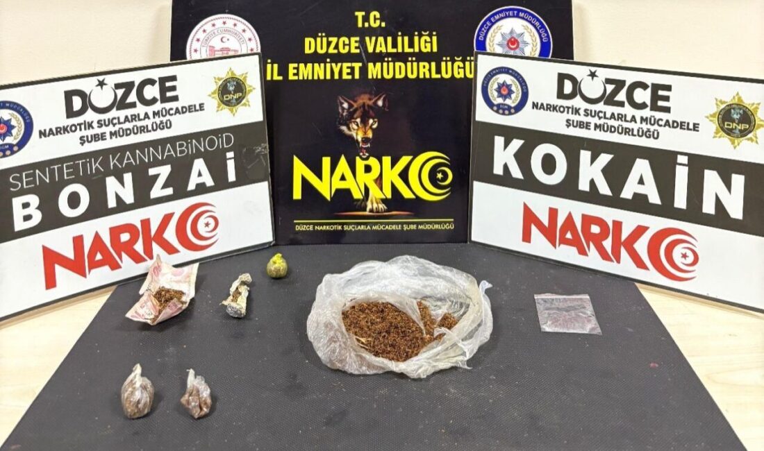 Düzce’de polis ekiplerince düzenlenen uyuşturucu operasyonunda 3 şüpheli gözaltına alındı.