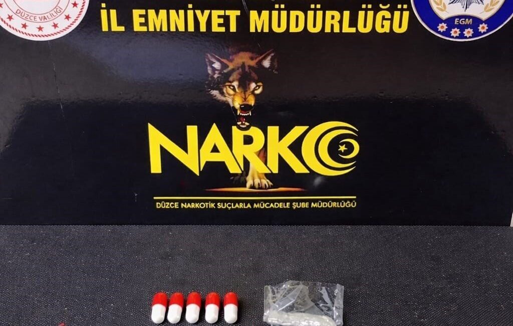 Düzce’de polis ekiplerince düzenlenen operasyonda uyuşturucu maddeyle yakalanan şüpheli, çıkarıldığı