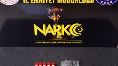 Düzce’de polis ekiplerince düzenlenen operasyonda uyuşturucu maddeyle yakalanan şüpheli, çıkarıldığı