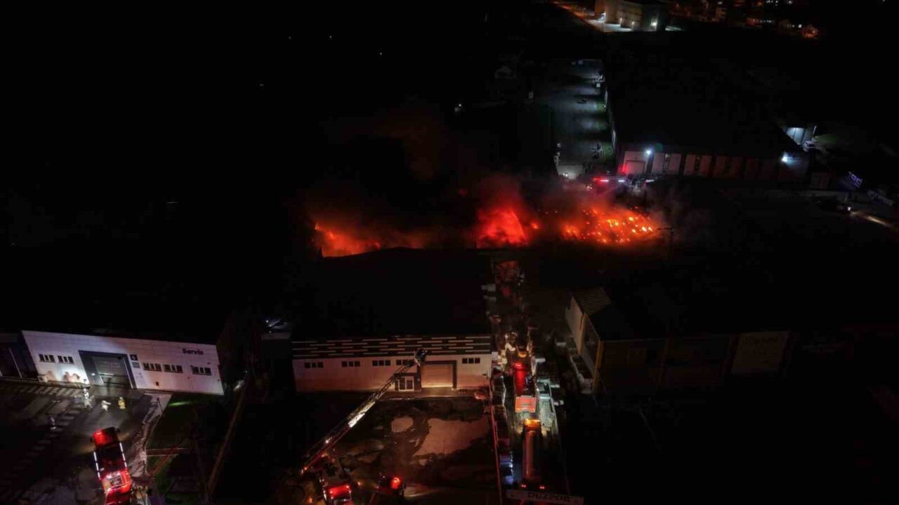 Düzce’de strafor fabrikasında çıkan yangın, dronla görüntülendi. Rüzgarın da etkili