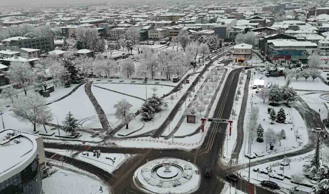 DÜZCE (İHA) – Düzce’de etkili olan kar yağışıyla birlikte kent