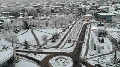 DÜZCE (İHA) – Düzce’de etkili olan kar yağışıyla birlikte kent