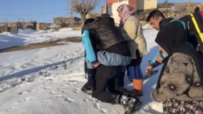 Mardin’in Midyat ilçesinde kar nedeniyle yolu kapanan mahalledeki hastaya ulaşan