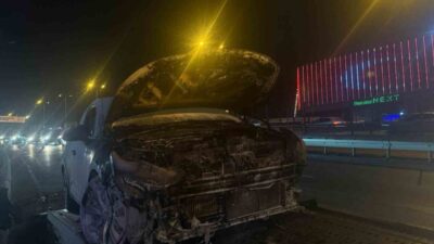 E5 Karayolu Esenyurt mevkiinde seyir halinde bulunan araç bir anda