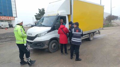 Edirne Vergi Dairesi ekipleri kent girişlerinde ticari araçlara denetim gerçekleştirildi.