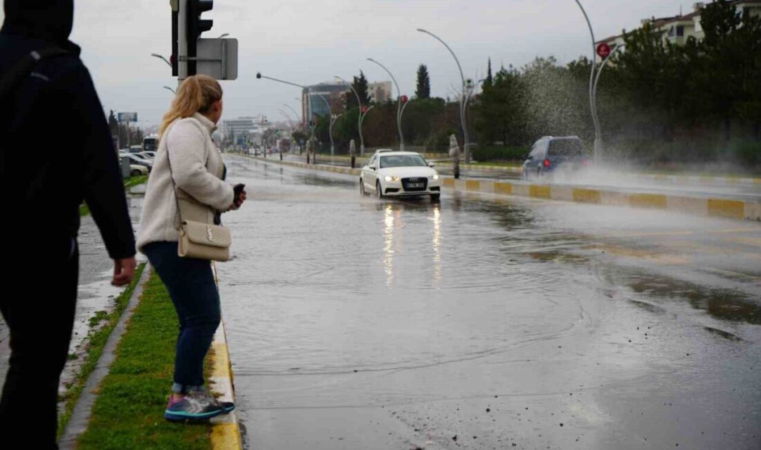 Edirne’de etkili olan sağanak yağış sonrası bazı cadde ve sokaklarda