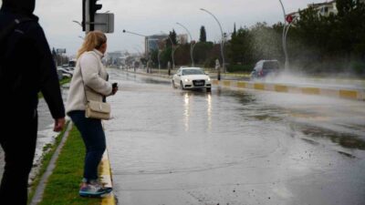 Edirne’de etkili olan sağanak yağış sonrası bazı cadde ve sokaklarda