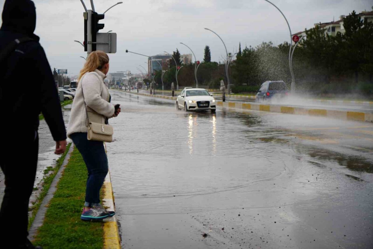 Edirne’de etkili olan sağanak yağış sonrası bazı cadde ve sokaklarda