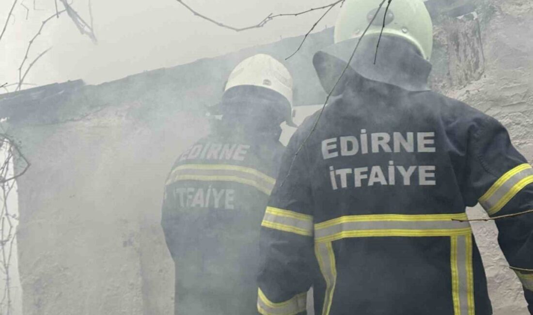 Edirne’de bir evin bahçesindeki depoda çıkan yangın, itfaiyenin müdahalesiyle büyümeden
