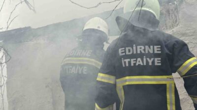 Edirne’de bir evin bahçesindeki depoda çıkan yangın, itfaiyenin müdahalesiyle büyümeden