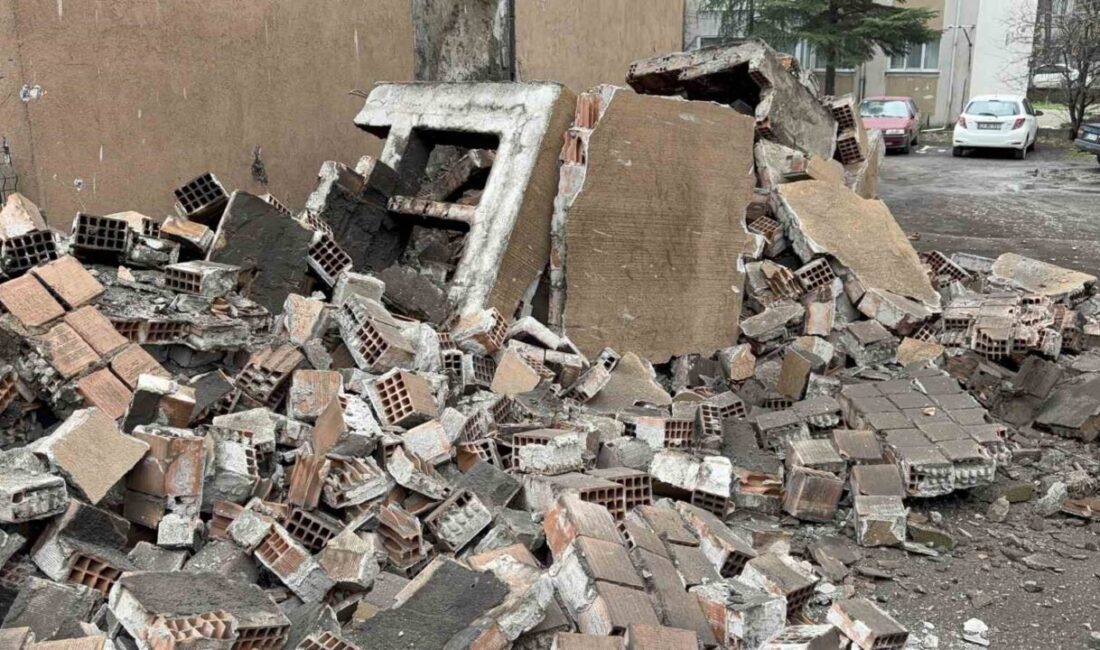 Edirne’de sağanak yağışların ardından bir apartmanın bacası büyük bir gürültüyle