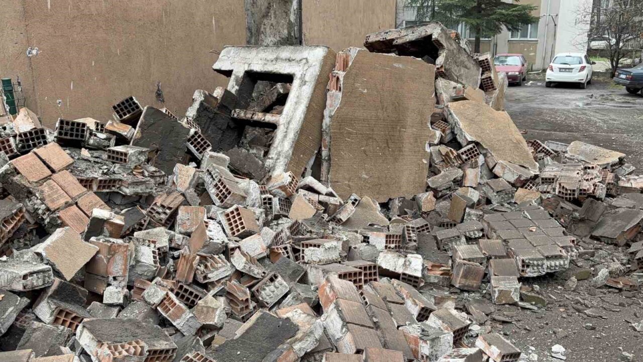 Edirne’de sağanak yağışların ardından bir apartmanın bacası büyük bir gürültüyle