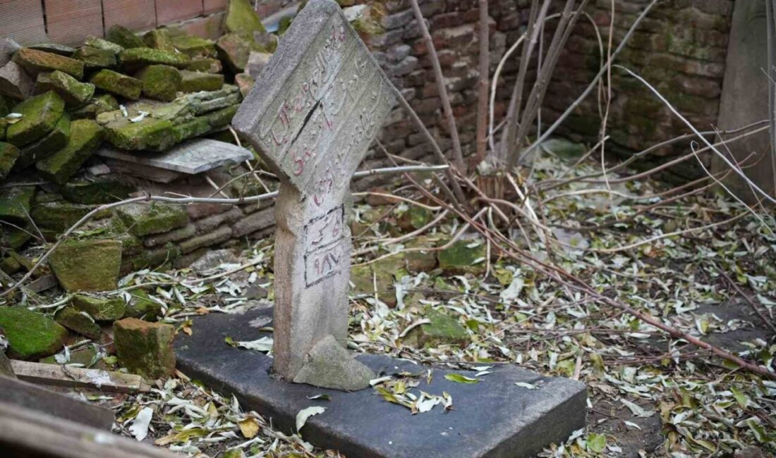 Edirne’de Osmanlı dönemine ait tarihi bir kabir, çevresine yapılan apartman