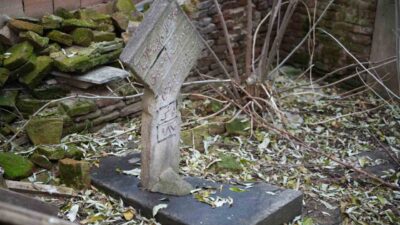 Edirne’de Osmanlı dönemine ait tarihi bir kabir, çevresine yapılan apartman