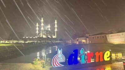 Edirne’de başlayan kar yağışı etkisini artırarak devam ediyor. Akşam saatlerinde