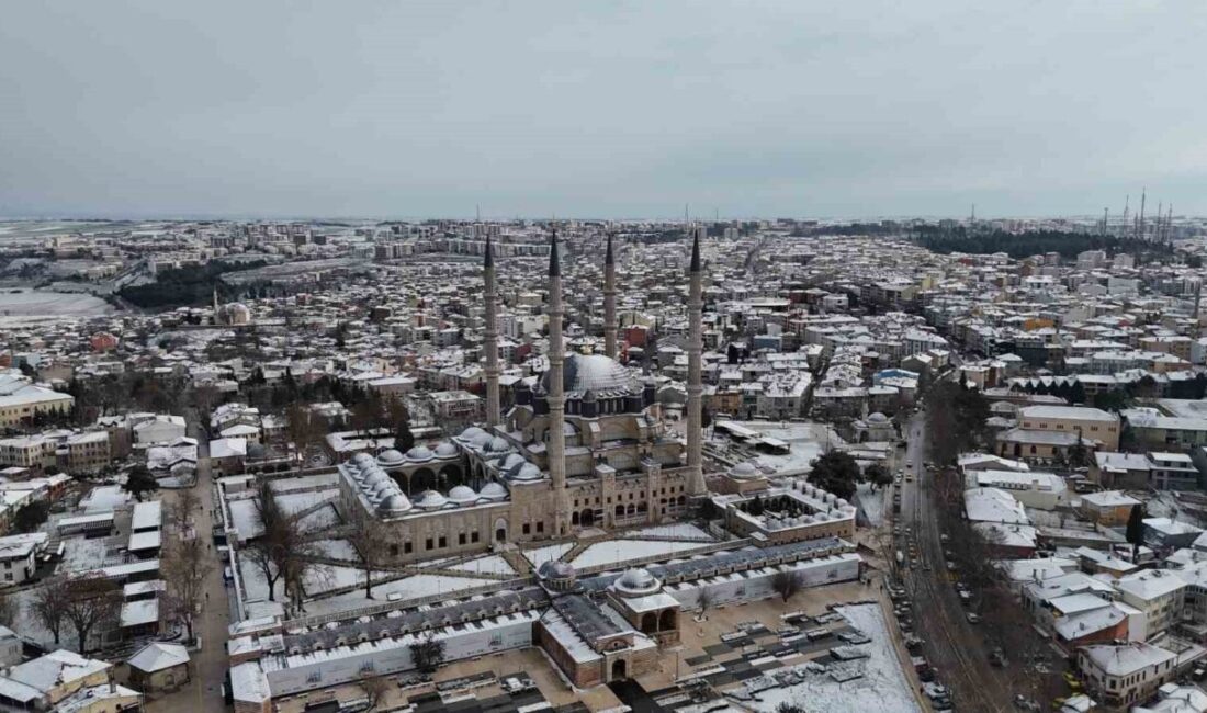 Edirne’de kar yağışıyla birlikte tarihi mekanlar beyaz örtüyle kaplandı. Kar