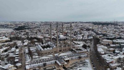 Edirne’de kar yağışıyla birlikte tarihi mekanlar beyaz örtüyle kaplandı. Kar