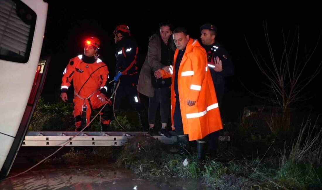 Edirne’de şiddetli sağanağın etkisiyle kontrolden çıkan minibüs sulama kanalına düştü.