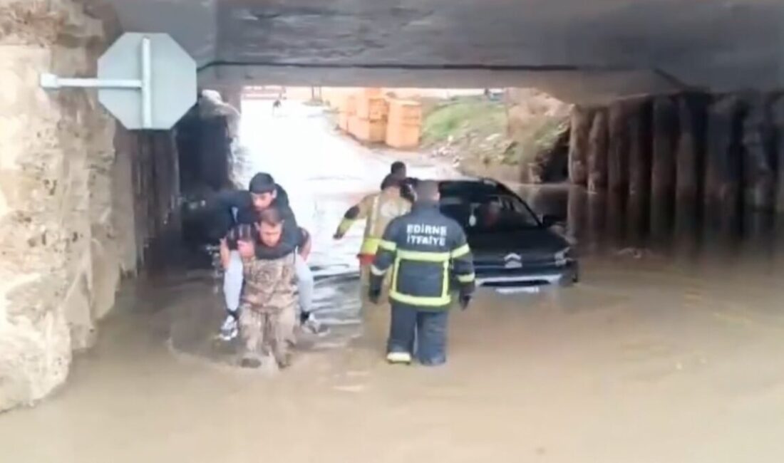 Edirne’de etkili olan sağanak yağışın ardından bazı caddeler göle döndü.