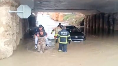 Edirne’de etkili olan sağanak yağışın ardından bazı caddeler göle döndü.