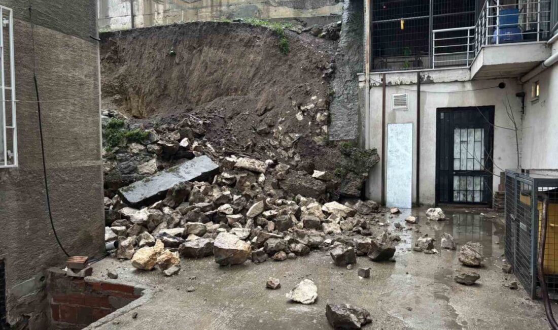 Edirne’de etkili olan sağanak yağışın ardından bir binanın istinat duvarı