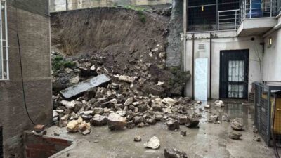 Edirne’de etkili olan sağanak yağışın ardından bir binanın istinat duvarı