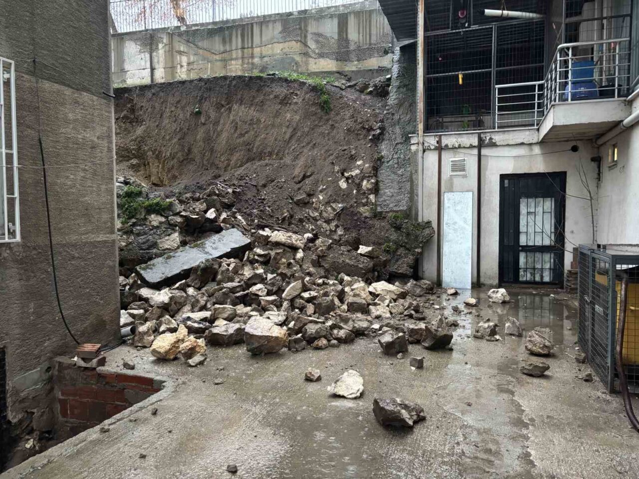 Edirne’de etkili olan sağanak yağışın ardından bir binanın istinat duvarı