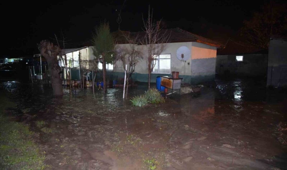 Edirne’nin Havsa ilçesinde şiddetli sağanak nedeniyle bazı ev ve ahırlar