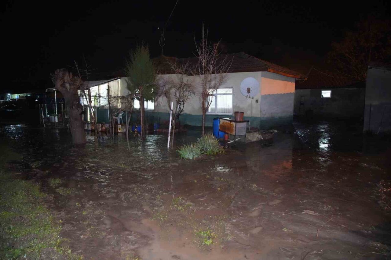 Edirne’nin Havsa ilçesinde şiddetli sağanak nedeniyle bazı ev ve ahırlar