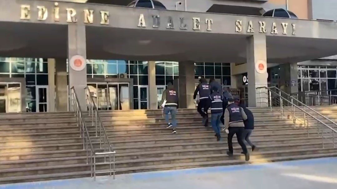Edirne’de polis ekiplerinin tefecilere yönelik düzenlediği operasyonda gözaltına alınan 3