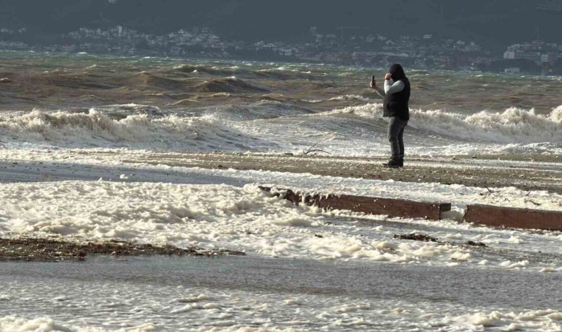 Balıkesir’in Edremit ilçesinde dün akşam saatlerinden itibaren etkili olan lodos
