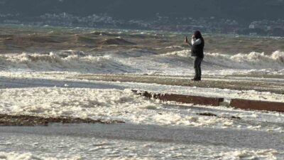 Balıkesir’in Edremit ilçesinde dün akşam saatlerinden itibaren etkili olan lodos