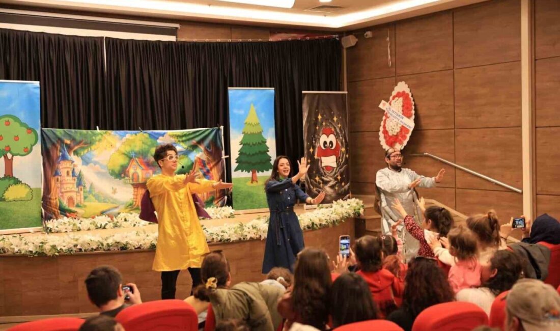 Efeler Belediyesi tarafından sahnelenen tiyatrolar ile çocuklar hem eğlendi hem