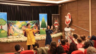 Efeler Belediyesi tarafından sahnelenen tiyatrolar ile çocuklar hem eğlendi hem