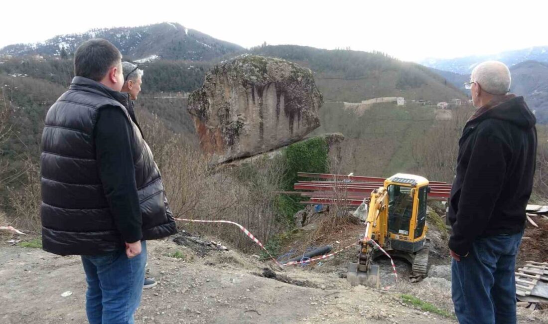 Giresun’da tonlarca ağırlığındaki iki dev kayanın, dik yamaca adeta fizik