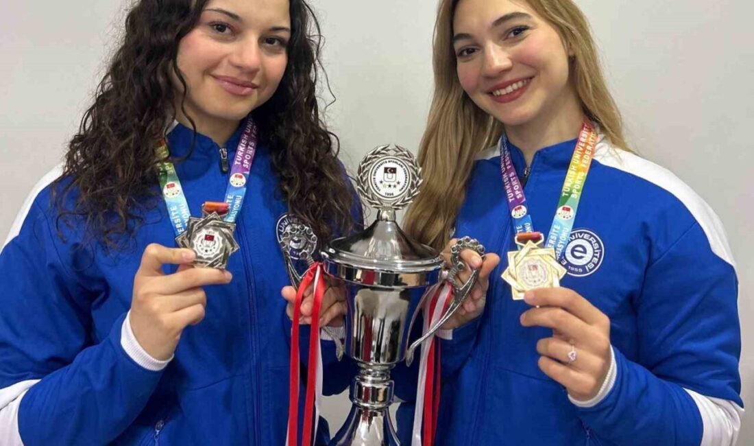 Ege Üniversitesi Spor Bilimleri Fakültesi öğrencileri Tuana Erdoğan ve Azra