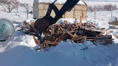 Diyarbakır’da Eğil Belediyesi ekipleri, bir okul için odun ve palet