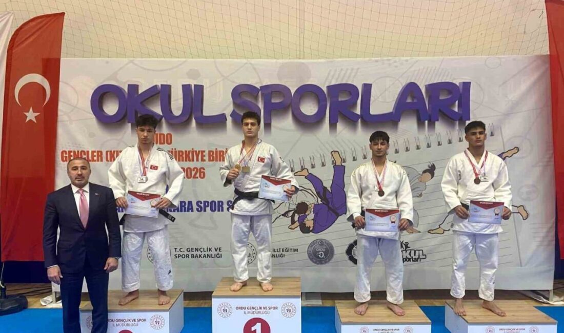 Ordu’da düzenlenen Okul Sporları Gençler Judo Türkiye Birinciliği’nde mücadele eden