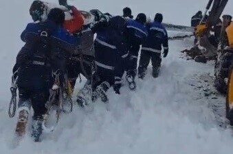 Tunceli’nin Kacarlar köyü bölgesinde buz yükü nedeniyle yıkılan enerji hattının