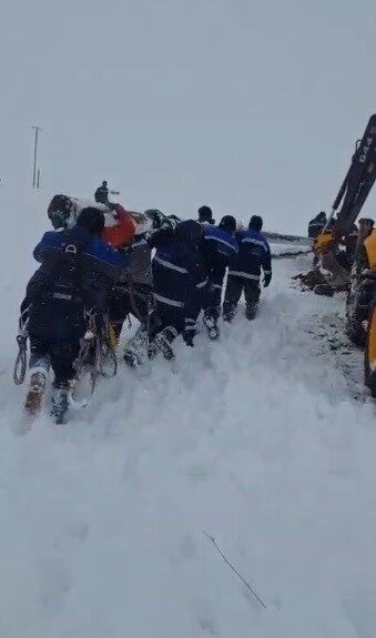 Tunceli’nin Kacarlar köyü bölgesinde buz yükü nedeniyle yıkılan enerji hattının