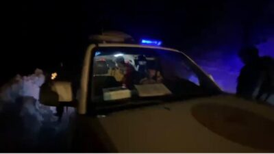 Van’ın Bahçesaray ilçesinde yolu kar nedeniyle ulaşıma kapalı olan mahallede