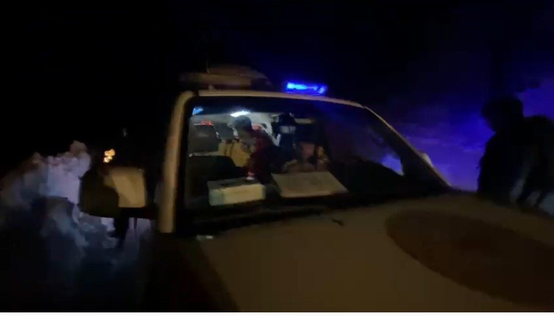 Van’ın Bahçesaray ilçesinde yolu kar nedeniyle ulaşıma kapalı olan mahallede