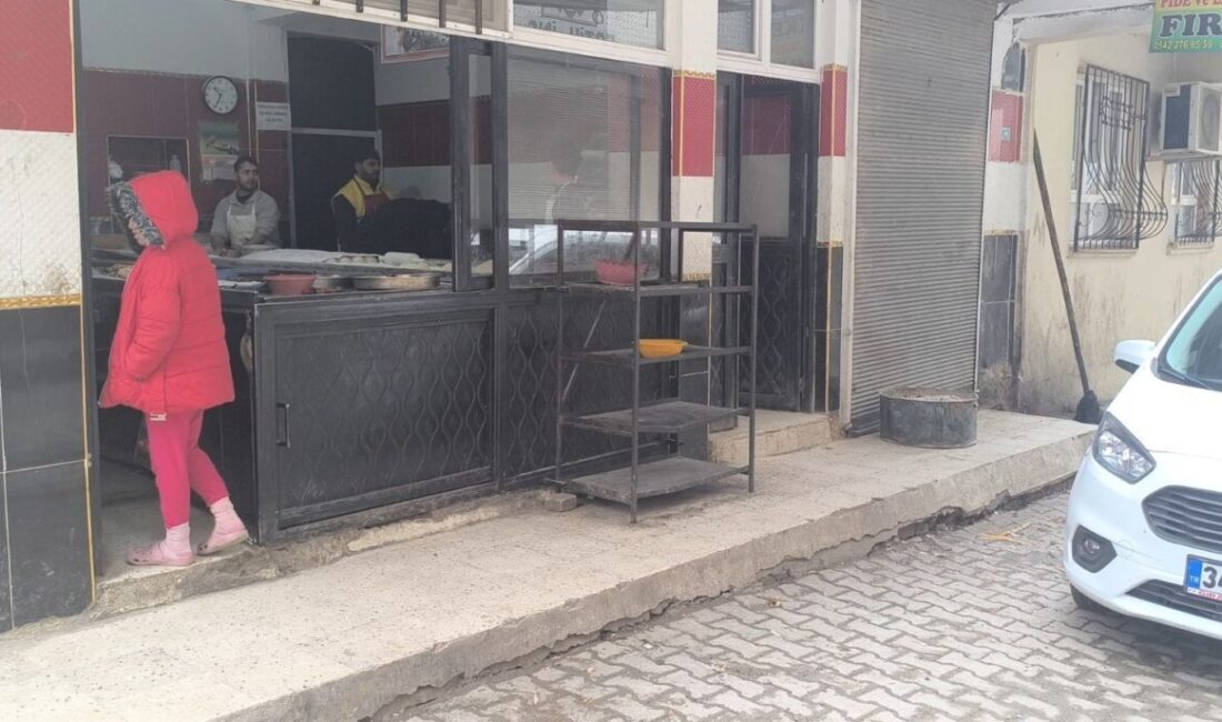 Şanlıurfa’nın Eyyübiye ilçesinde faaliyet gösteren bir ekmek fırınında tezgahın üzerinde