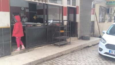 Şanlıurfa’nın Eyyübiye ilçesinde faaliyet gösteren bir ekmek fırınında tezgahın üzerinde