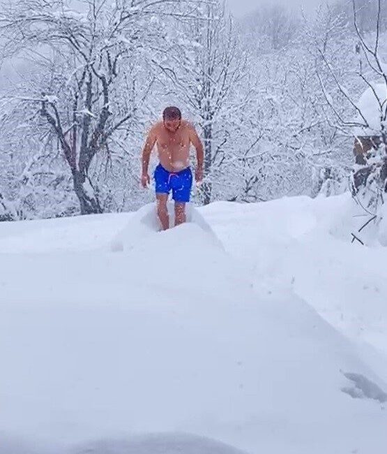 Sakarya’da yaşayan bir kişi, eksi 10 derece soğuğa aldırmadan şortuyla