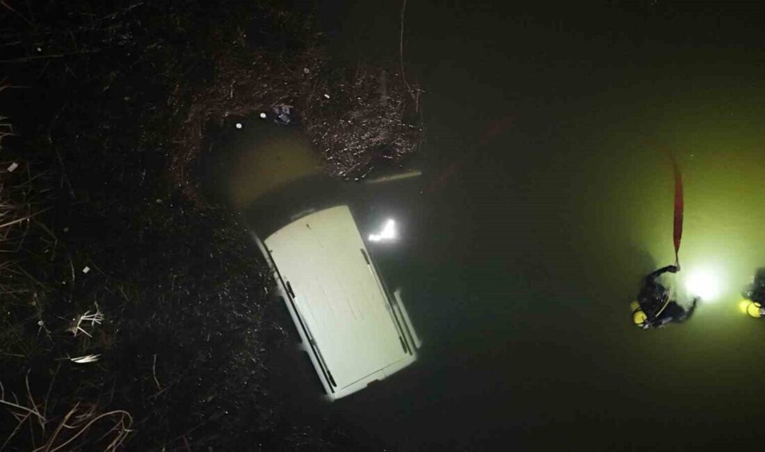 Eskişehir’de sürçünün el frenini çekmeyi unuttuğu araç, Porsuk Çayı’na düşerek