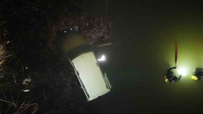 Eskişehir’de sürçünün el frenini çekmeyi unuttuğu araç, Porsuk Çayı’na düşerek