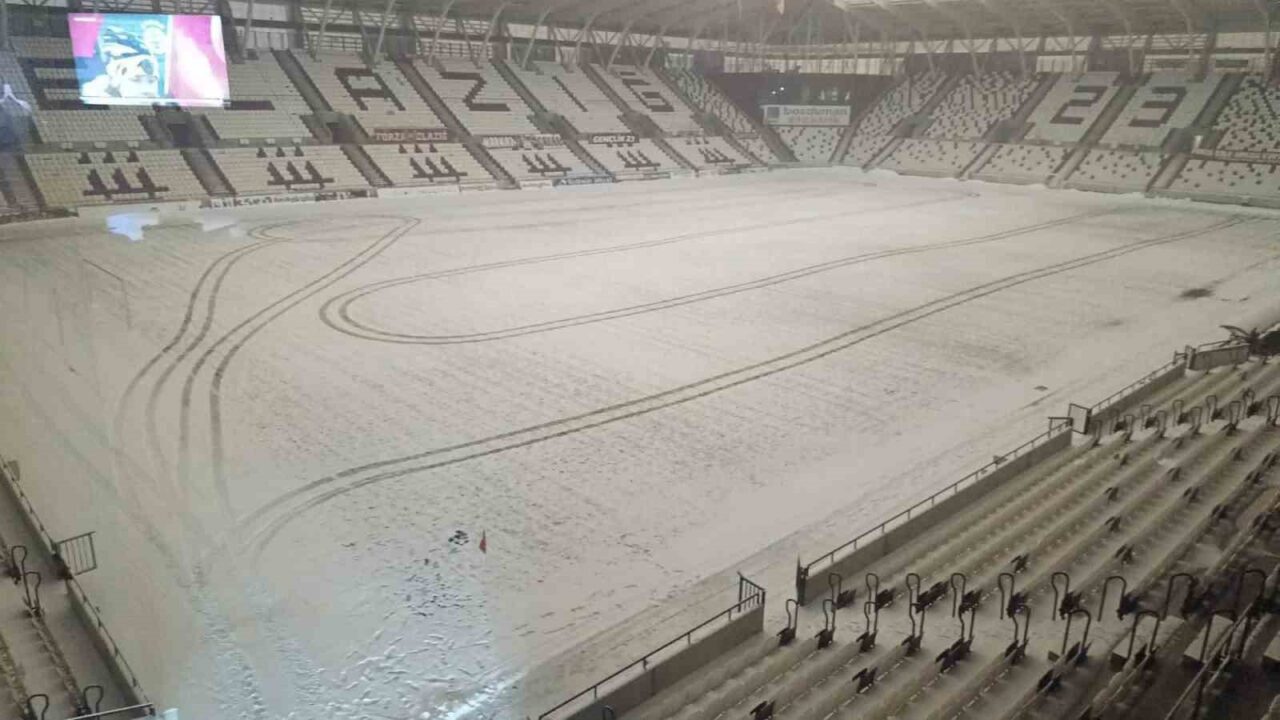 Elazığ’da etkili olan yoğun kar yağışı sonrası bir gün önce
